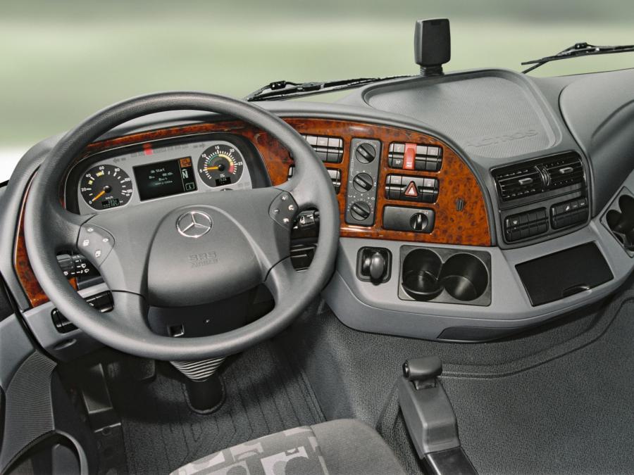  Mercedes-Benz Actros 1844 2002 года  (фото 8 из 15)